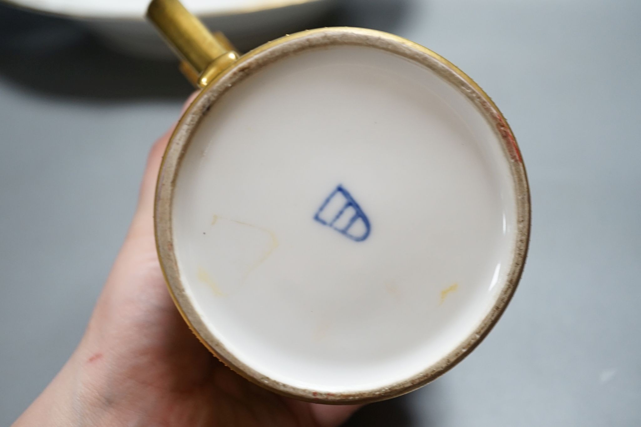 A pair of bird decorated Vienna dishes and a tankard (a.f)